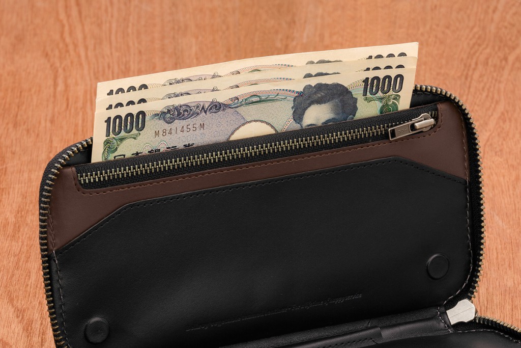 bellroy-carry-out-wallet-black-11の札入れから紙幣を取り出している画像