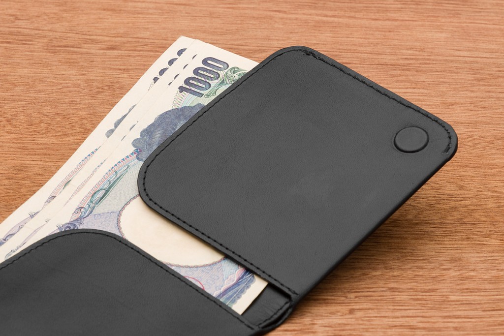 bellroy-carry-out-wallet-black-12のコンパクトウォレットから紙幣を取り出している画像