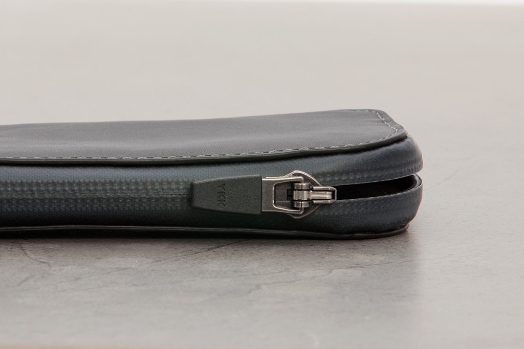 bellroy-elements-phone-pocket-wallet-black-05のジッパー部の画像