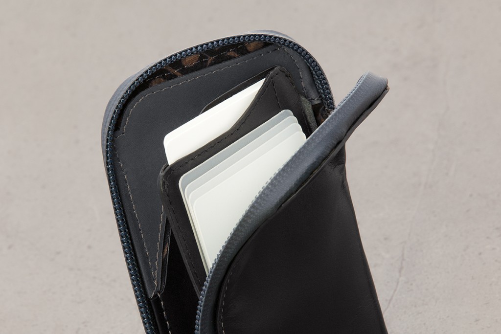 bellroy-elements-phone-pocket-wallet-black-08の内側にカードを収納している画像