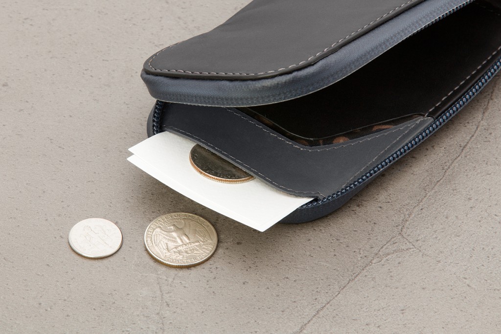 bellroy-elements-phone-pocket-wallet-black-09の内側にコインと名刺を収納している画像
