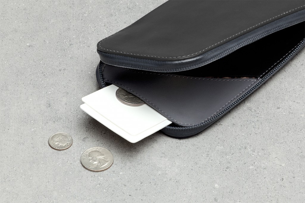 bellroy-elements-phone-pocket-wallet-plus-black-04の内側にコインと名刺を収納している画像