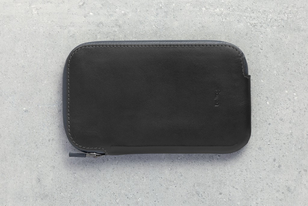 bellroy-elements-phone-pocket-wallet-plus-black-13の正面画像横