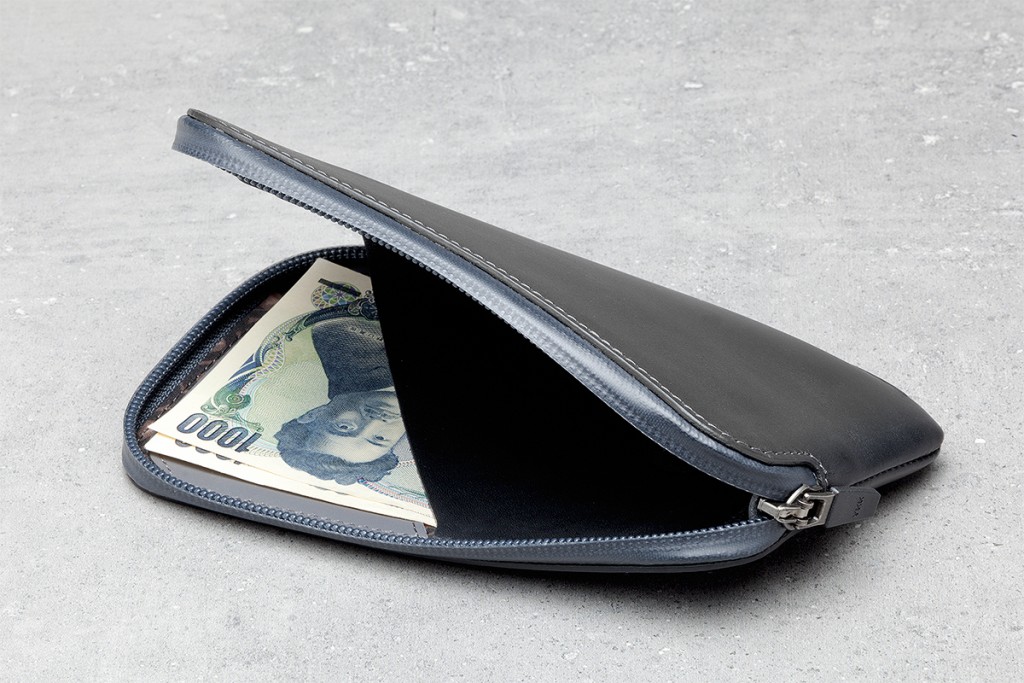 bellroy-elements-phone-pocket-wallet-plus-black-jpy-01の内側に紙幣を折り畳んで収納している画像