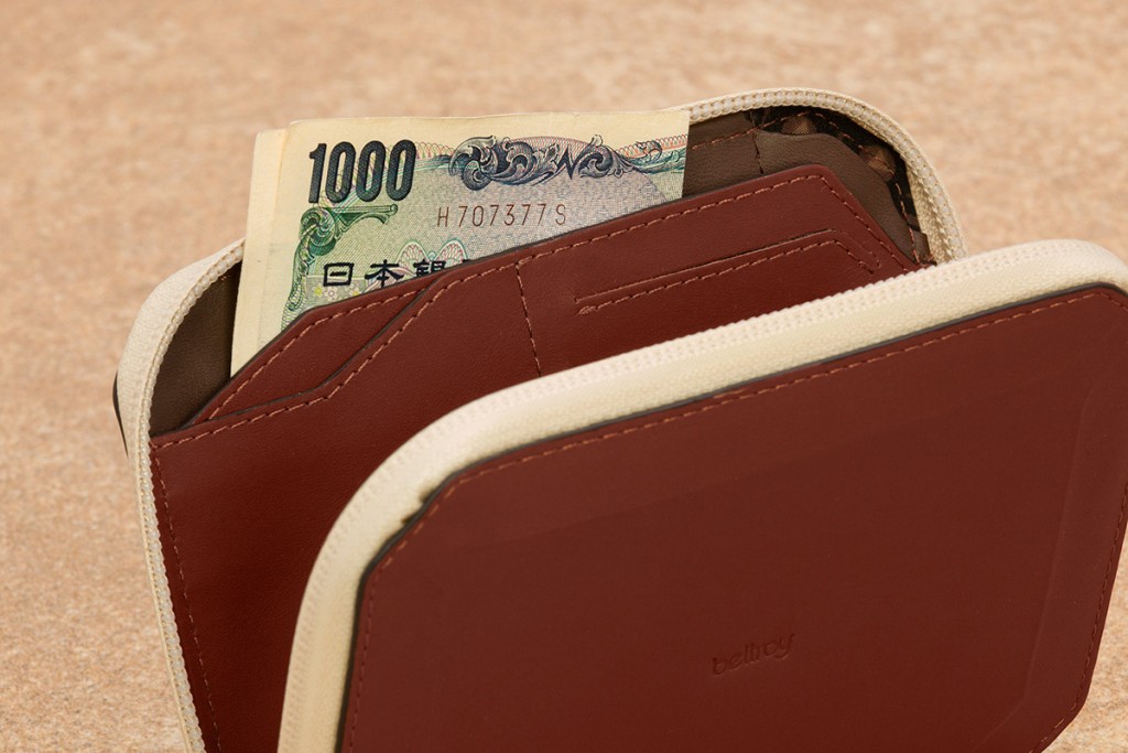 bellroy-elements-travel-wallet-cognac-texture-japan-webの内側ポケットに紙幣を折り畳んで収納している画像