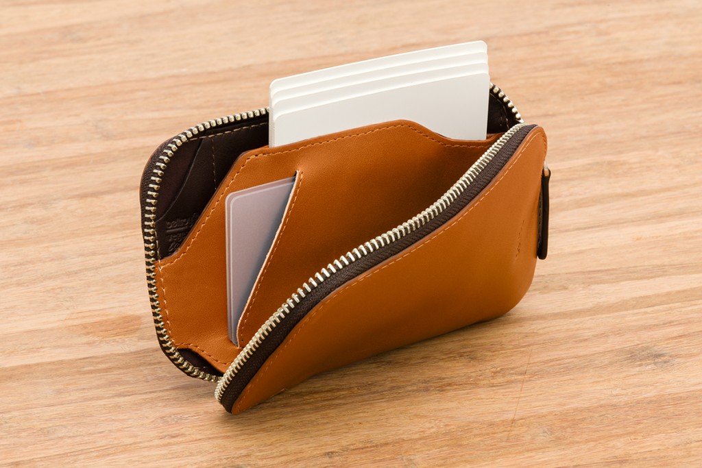 bellroy-everyday-phone-pocket-wallet-caramel-08の内側にカードを収納している画像