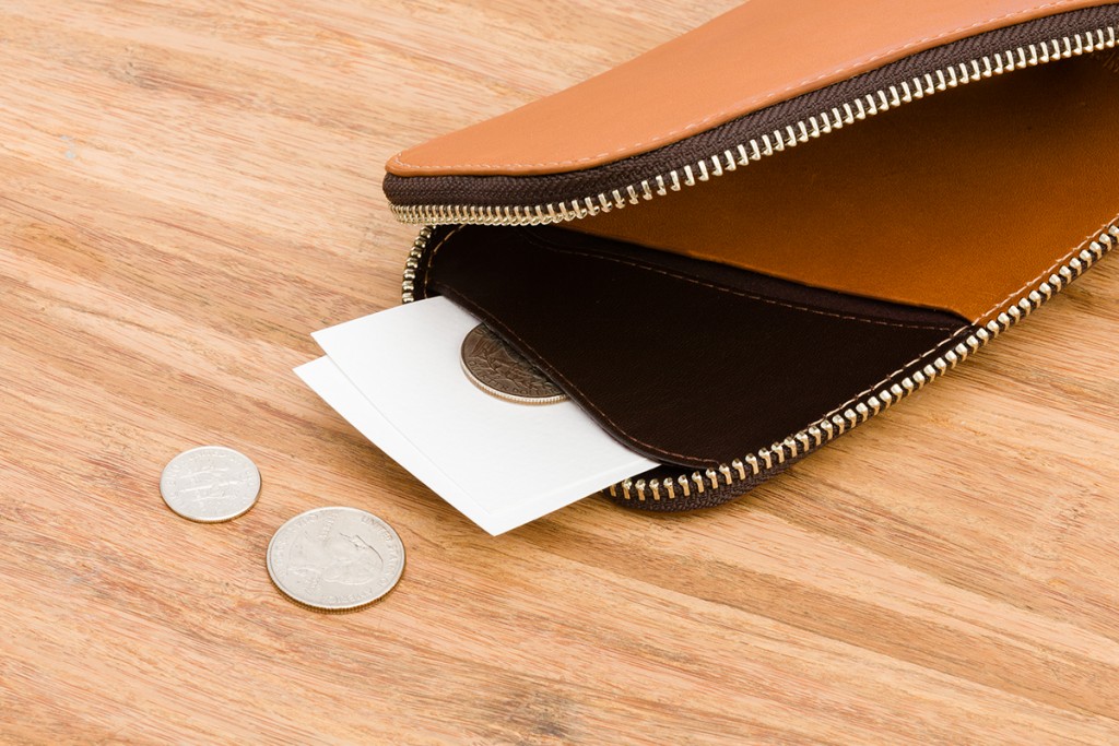 bellroy-everyday-phone-pocket-wallet-caramel-09の内側にコインと名刺を収納している画像