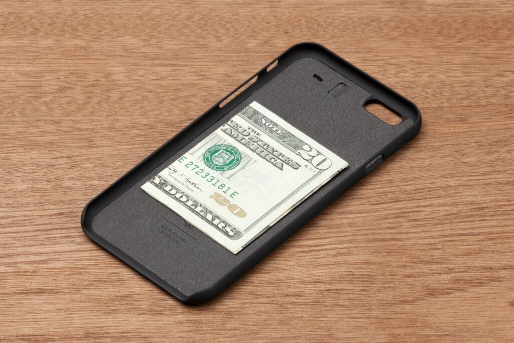 bellroy-phone-case-3cardの内側に紙幣を折り畳んで収納している画像