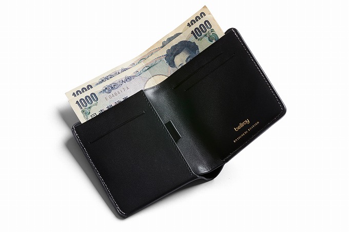 Bellroy Note Sleeve Wallet Designer Edition Blackを開いて紙幣を収納しているイメージ画像