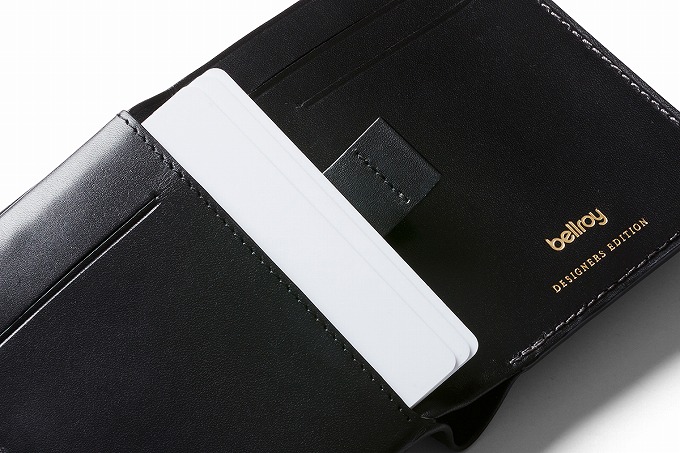 Bellroy Note Sleeve Wallet Designer Edition Blackのプルタブ付きポケットにカードを収納したイメージ