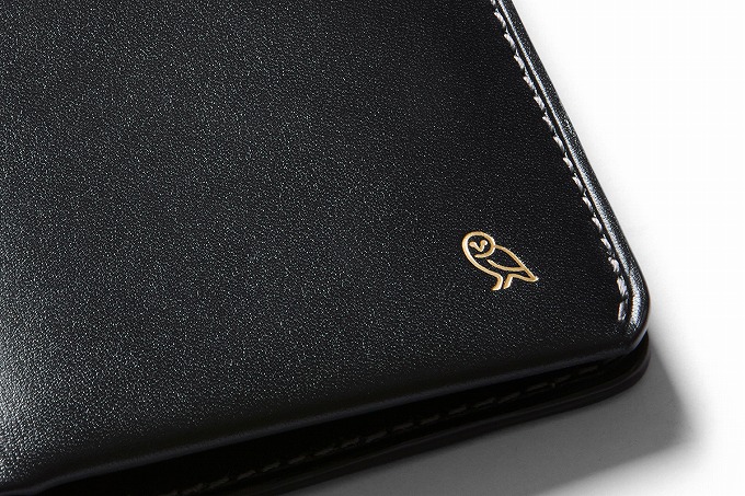 Bellroy Note Sleeve Wallet Designer Edition Blackの革の質感とふくろうのロゴマーク
