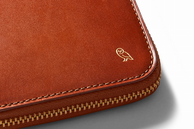 Bellroy Zip Wallet Designer Edition Burnt Siennaに刻印されたベルロイのフクロウマーク