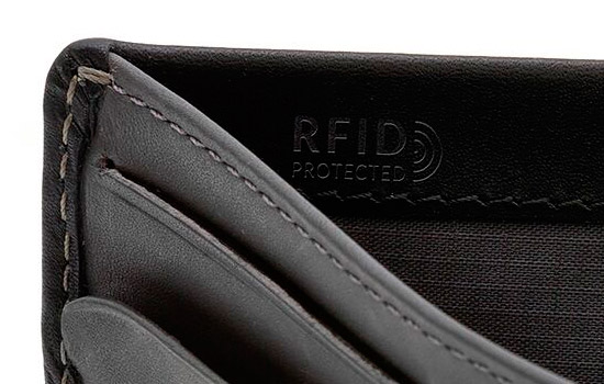RFIDスキミング防止素材のトラベルウォレット