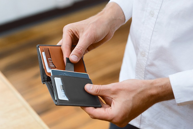 薄型財布Bellroy Note Sleeve Walletのプルタブでカードを引き出す